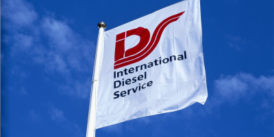 бял флаг с червено лого на IDS